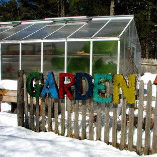 Stilmix Garten im Winter, hinter dem Haus in Boston