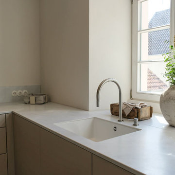 Cuisine personnalisée aux façades sans poignées blanches mates.