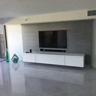 Idées déco pour une grande salle de cinéma contemporaine fermée avec un mur blanc, un sol en marbre et un téléviseur encastré.