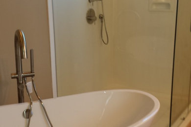 コロンバスにあるコンテンポラリースタイルのおしゃれな浴室の写真