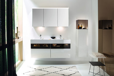 Mittelgroßes Modernes Badezimmer mit Glasfronten, weißen Schränken, Trogwaschbecken und Mineralwerkstoff-Waschtisch in Nürnberg