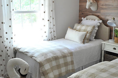 Modelo de dormitorio rústico con paredes blancas, moqueta y suelo beige