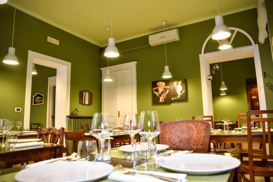 Relooking di ristorante rustico-chic verde oliva