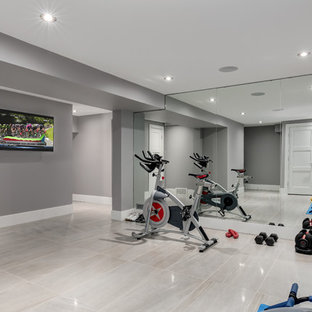 カルガリーのコンテンポラリースタイルのおしゃれな多目的ジム (グレーの壁、磁器タイルの床、グレーの床) の写真