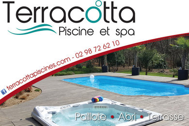 Cette image montre une piscine minimaliste de taille moyenne et rectangle avec un bain bouillonnant et une terrasse en bois.