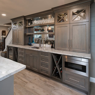 Imagen de sótano con puerta marinero, de tamaño medio, con paredes azules, moqueta y suelo beige