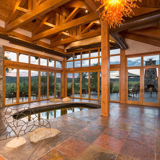 デンバーの中サイズのラスティックスタイルのおしゃれなプールの写真