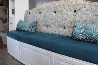 Mid-sized elegant home design photo in Toronto