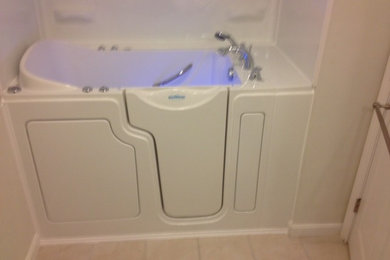 Example of a minimalist bathroom design in New York