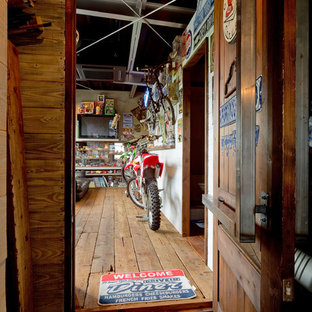 大阪の片開きドアおしゃれな玄関ドア (茶色い壁、木目調のドア) の写真