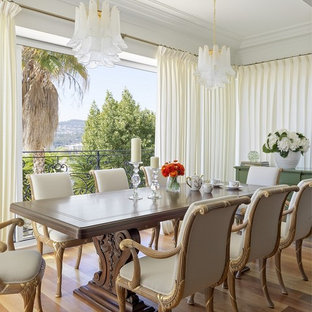 Exemple d'une salle à manger chic avec un mur gris, un sol en bois brun et un sol marron.
