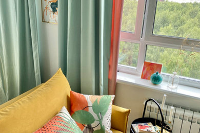 Идея дизайна: гостиная комната среднего размера в скандинавском стиле с зелеными стенами, полом из винила и бежевым полом