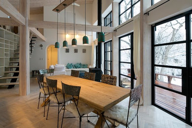 他の地域にある北欧スタイルのおしゃれな吹き抜けダイニング (白い壁、淡色無垢フローリング、薪ストーブ、白い床) の写真