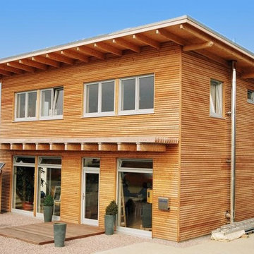 Bau von verschiedenen Holzhäusern mit Holzfassade