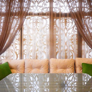 他の地域の中サイズのシャビーシック調のおしゃれな裏庭のデッキ (パーゴラ) の写真