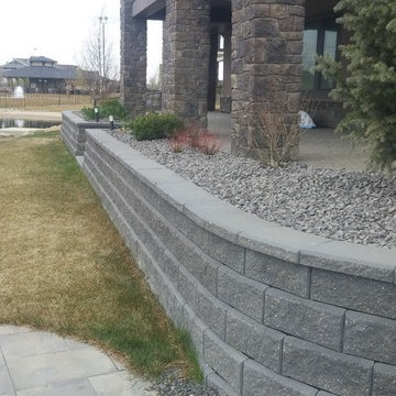 Retaining wall with circular patio