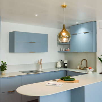 La cuisine bleue avec îlot central de Lisa