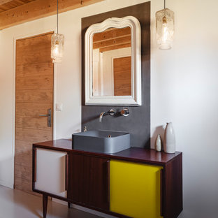 Idées déco pour une salle de bain contemporaine avec un placard en trompe-l'oeil, des portes de placard en bois sombre, un mur blanc, béton au sol, un plan de toilette en bois, un sol gris et un plan de toilette marron.