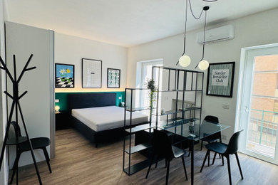 Idee per una sala da pranzo moderna con pareti verdi, pavimento in gres porcellanato e pavimento marrone