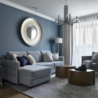 Новый формат декора квартиры: парадная гостиная комната в стиле современная классика с паркетным полом среднего тона, синими стенами и коричневым полом