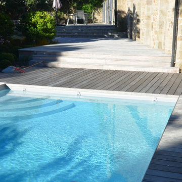 Piscine rectangulaire et terrasse en bois, jardin de bord de mer à Larmor‑Plage