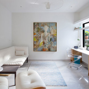 インディアナポリスの中サイズのモダンスタイルのおしゃれな書斎 (白い壁、磁器タイルの床、造り付け机、グレーの床) の写真