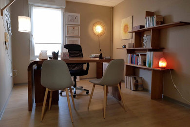 Inspiration pour un bureau nordique de taille moyenne avec un mur beige, parquet clair, aucune cheminée et un sol beige.
