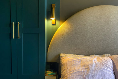 ロンドンにある小さなコンテンポラリースタイルのおしゃれな主寝室 (茶色い壁、カーペット敷き、ベージュの床、照明) のレイアウト