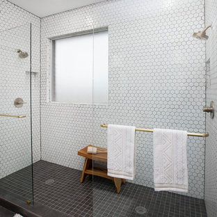 Esempio di una piccola stanza da bagno con doccia minimalista con ante in stile shaker, ante bianche, doccia doppia, piastrelle bianche, piastrelle in gres porcellanato, pavimento in gres porcellanato, lavabo da incasso, top in marmo e pavimento grigio