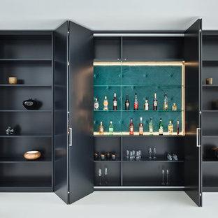 ミュンヘンの中サイズのコンテンポラリースタイルのおしゃれなホームバー (オープンシェルフ、黒いキャビネット、シンクなし、緑のキッチンパネル、グレーの床) の写真