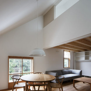 東京23区のモダンスタイルのおしゃれなLDK (白い壁、無垢フローリング、茶色い床) の写真