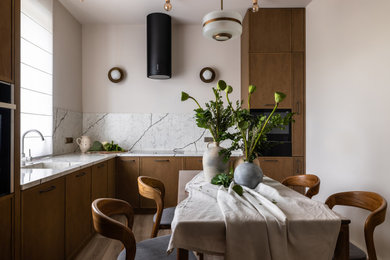 Стильный дизайн: кухня среднего размера в скандинавском стиле - последний тренд