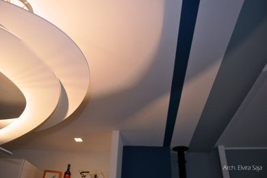 Immagine di un soggiorno minimal con soffitto ribassato e pannellatura