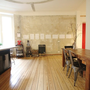ベルリンのインダストリアルスタイルのLDKの画像 (無垢フローリング、暖炉なし、白い壁)