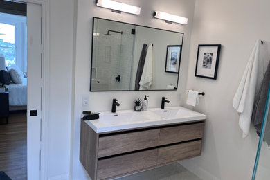 Minimalist bathroom photo