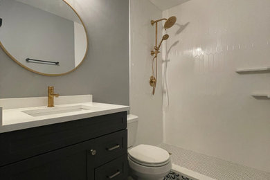 シカゴにある中くらいなおしゃれな浴室 (クオーツストーンの洗面台、洗面台1つ) の写真
