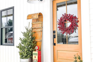 Huge cottage entryway photo in Tampa