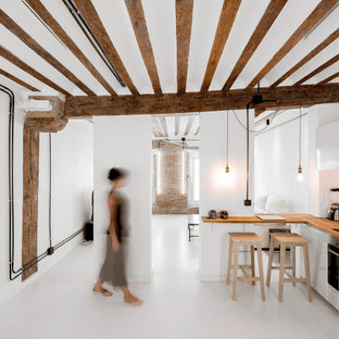 Imagen de cocina en L y blanco y madera, industrial, de tamaño medio, abierta, con fregadero bajoencimera, salpicadero marrón, salpicadero de madera, electrodomésticos blancos, una isla, suelo blanco y encimeras marrones