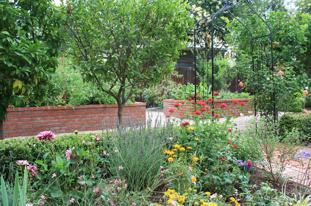 Классический Сад by Paul Hendershot Design, Inc.