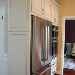 Rich Colonial Kitchen - Kitchen Cabinetry