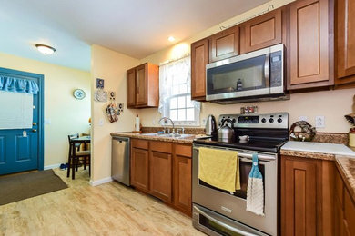 Home design - mid-sized traditional home design idea in Grand Rapids