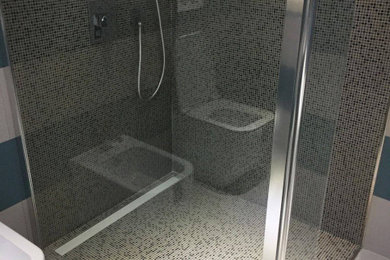 Esempio di una piccola stanza da bagno con doccia design con pareti grigie e pavimento con piastrelle a mosaico