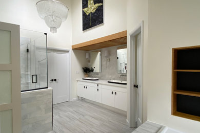 Modelo de cuarto de baño minimalista con paredes blancas, suelo de baldosas de porcelana, suelo gris, banco de ducha y madera
