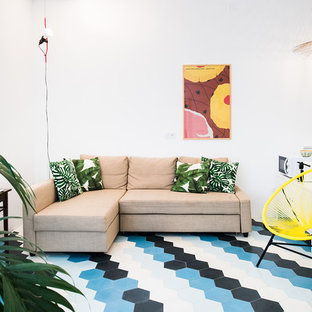 Imagen de salón mediterráneo, sin chimenea, con paredes blancas y suelo azul