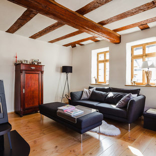 Rustikales Wohnzimmer mit weißer Wandfarbe und hellem Holzboden in Frankfurt am Main