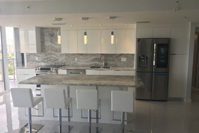 Kitchen photo in Miami