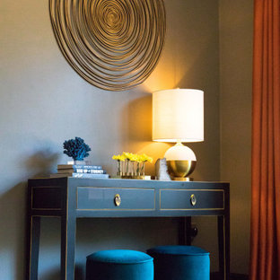 Immagine di un grande soggiorno moderno chiuso con sala formale, pareti grigie, pavimento con piastrelle in ceramica, camino classico, TV a parete e pavimento beige