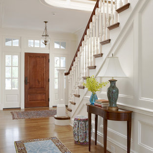 Свежая идея для дизайна: большое фойе в классическом стиле с одностворчатой входной дверью, входной дверью из дерева среднего тона, белыми стенами, паркетным полом среднего тона и коричневым полом - отличное фото интерьера