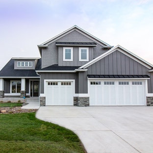 Новые идеи обустройства дома: двухэтажный фасад частного дома среднего размера серого цвета в стиле современная классика с комбинированной облицовкой, двускатной крышей и крышей из смешанных материалов