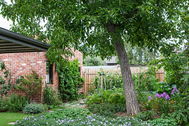 メルボルンにあるヴィクトリアン調のおしゃれな庭の写真